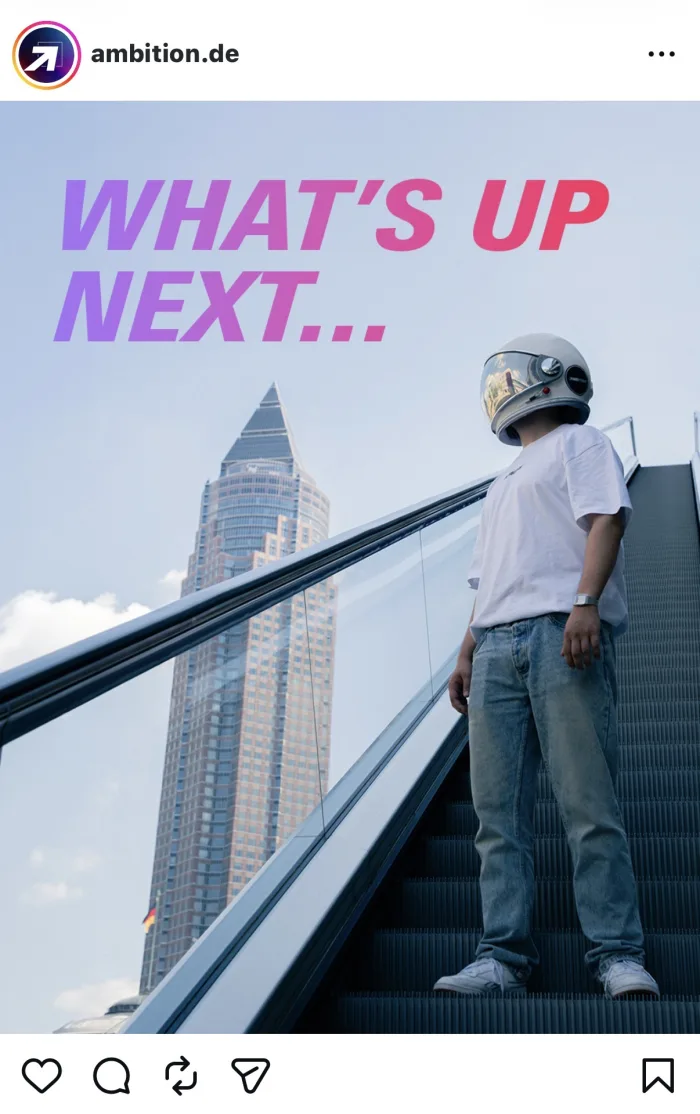 Person mit Helm auf einer Rolltreppe vor dem Messeturm Frankfurt, dazu der Schriftzug „What’s up next…“